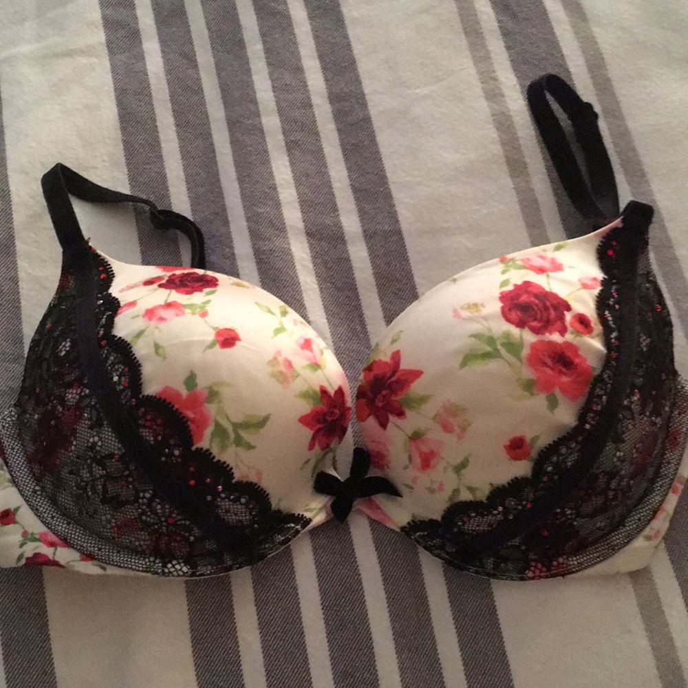 • Beautiful Victoria Secret Bra •